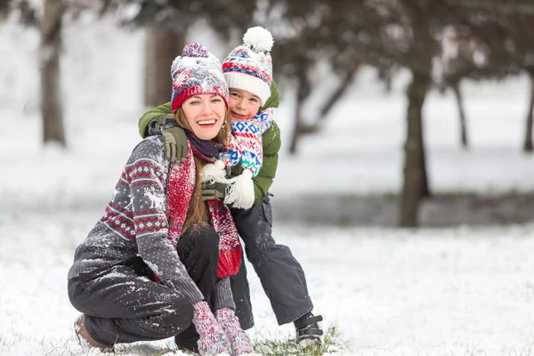 Feliz retrato familiar de invierno — Foto de Stock