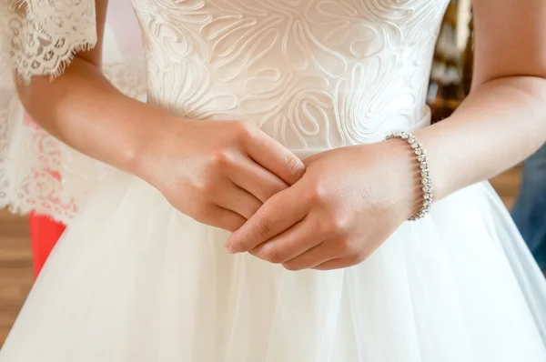 Bride hands during wedding ceremony — Stock Photo, Image