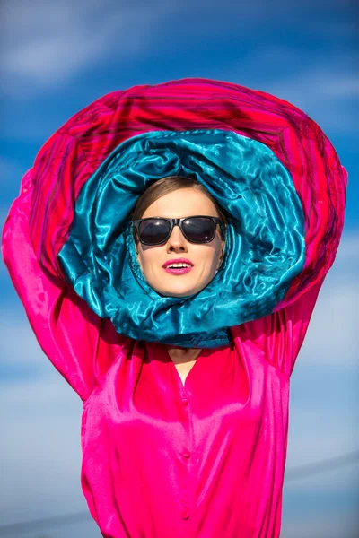Chica de moda con bufanda — Foto de Stock