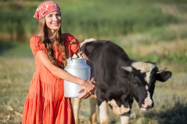 Agricultora feminina na exploração biológica — Fotografia de Stock