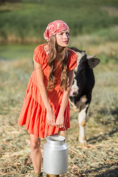 Agricultora feminina na exploração biológica — Fotografia de Stock