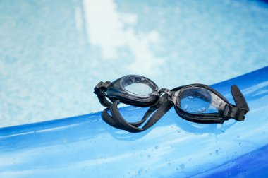Yüzme Havuz üzerinde gözlük