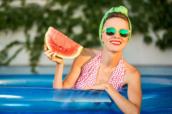 Woman with watermelon in swimming pool — Stock Photo, Image