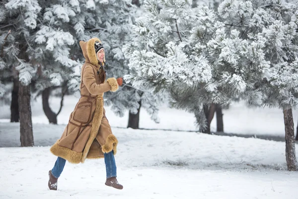 Jonge winter vrouw veel plezier — Stockfoto