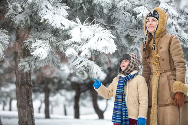 Happy family in winter park — Stock Photo, Image