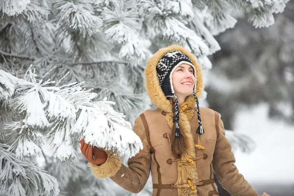 美しい冬の女性 — ストック写真