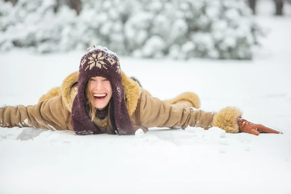 Diversión de invierno, mujer de vacaciones de invierno — Foto de Stock