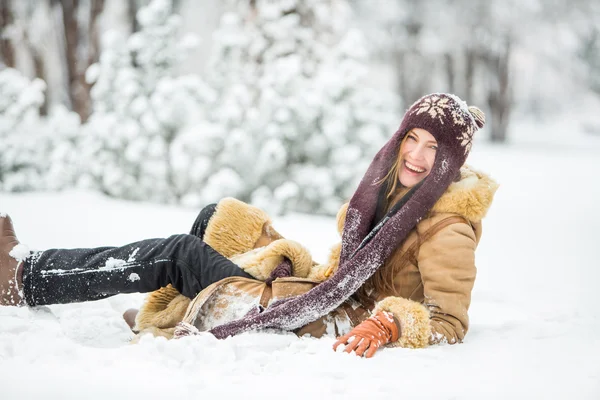 Inverno divertente donna — Foto Stock