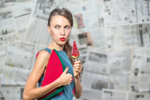 Sexig tjej med watermelon lollipop — Stockfoto