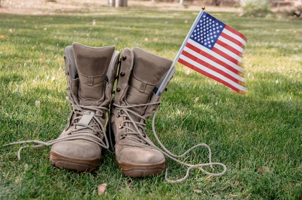 Μπότες Ενός Αμερικανού Στρατιώτη Που Επέστρεψε Σπίτι Σύμβολο Ενός Ήρωα — Φωτογραφία Αρχείου