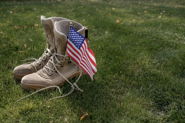 Μπότες Ενός Αμερικανού Στρατιώτη Που Επέστρεψε Σπίτι Σύμβολο Ενός Ήρωα Εικόνα Αρχείου