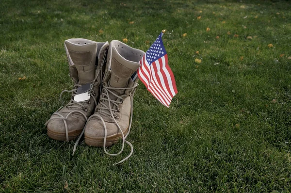 Stiefel Eines Amerikanischen Soldaten Der Als Symbol Eines Helden Mit lizenzfreie Stockbilder