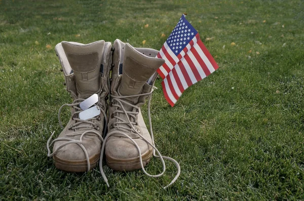 Laarzen Van Een Amerikaanse Soldaat Die Naar Huis Terugkeerde Als Stockfoto