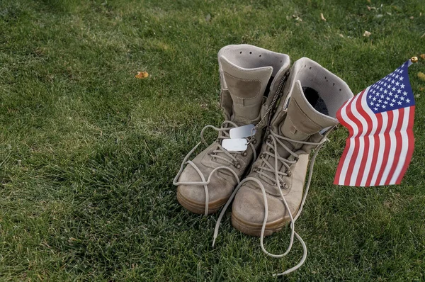 Laarzen Van Een Amerikaanse Soldaat Die Naar Huis Terugkeerde Als Rechtenvrije Stockafbeeldingen