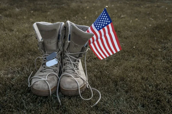 Μπότες Ενός Αμερικανού Στρατιώτη Που Επέστρεψε Σπίτι Σύμβολο Ενός Ήρωα Φωτογραφία Αρχείου