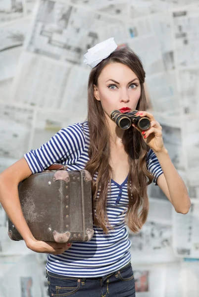 Beautiful traveler with binoculars — Stock Photo, Image