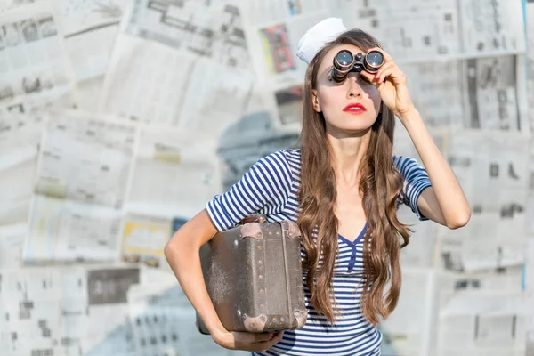 Beautiful traveler with binoculars — Stock Photo, Image