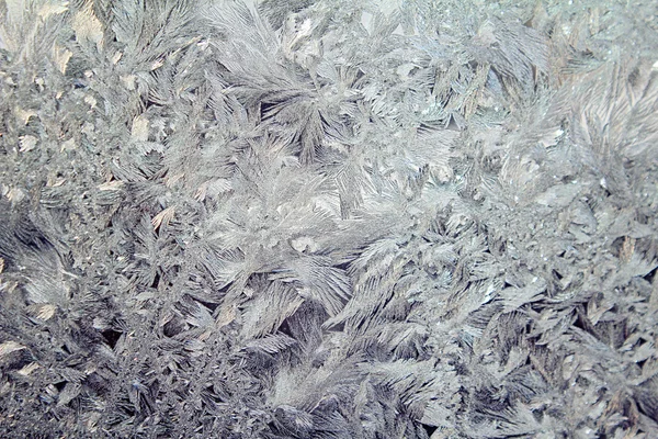Кружевной рисунок мороза на стекле — стоковое фото