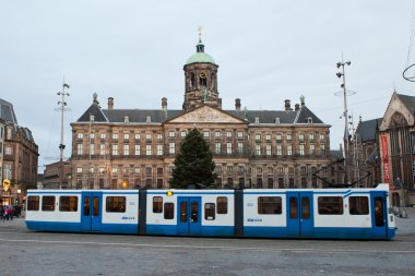Amsterdam grand palace önünde tramvay