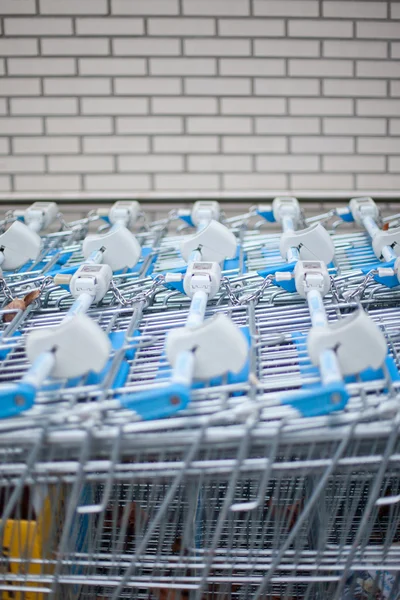 Fila de carros de compras — Foto de Stock