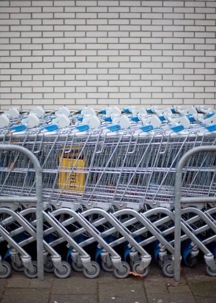 Fila di carrelli della spesa — Foto Stock