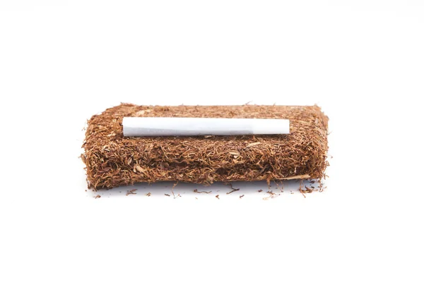 El ile haddelenmiş sigara tütün üst üzerinde inişli çıkışlı. — Stok fotoğraf