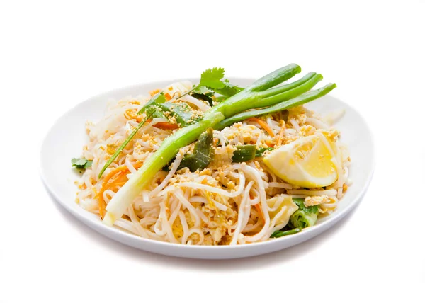 Piatto tradizionale vegetariano Pad Thai, isolato su bianco — Foto Stock