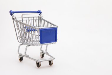Beyaz arka plan ile alışveriş sepeti
