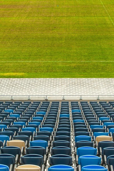 Cadeiras do estádio e grama verde — Fotografia de Stock