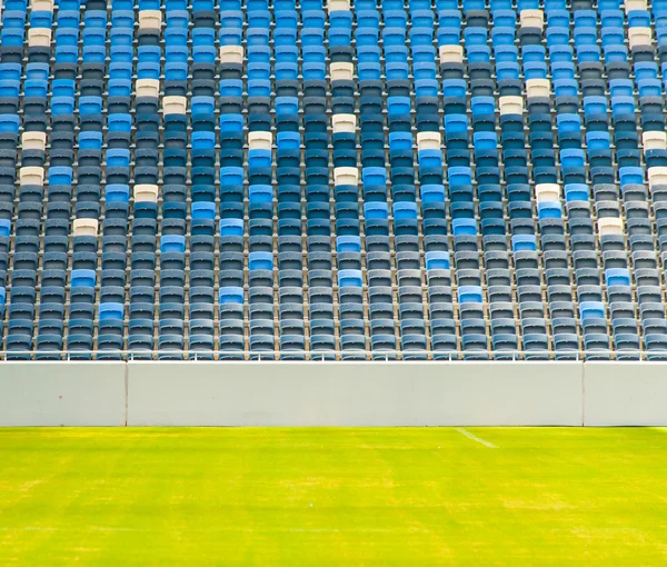 Cadeiras do estádio e grama verde — Fotografia de Stock