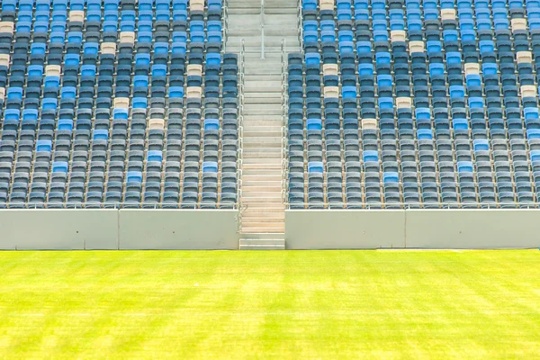 Sièges du stade et herbe verte — Photo