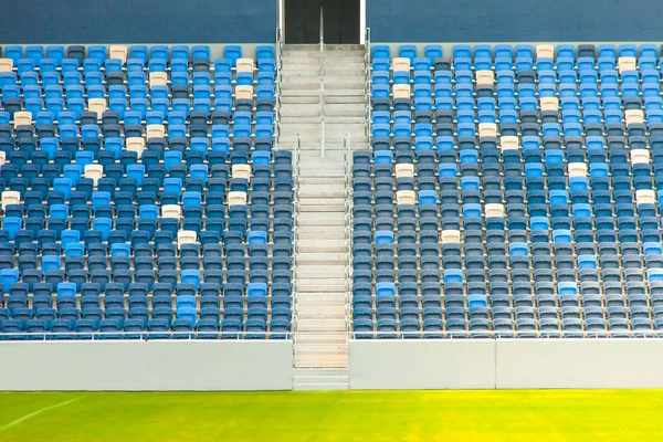 Места на стадионе и зеленая трава — стоковое фото