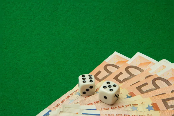 Mesa verde do casino com notas de euro e dados — Fotografia de Stock