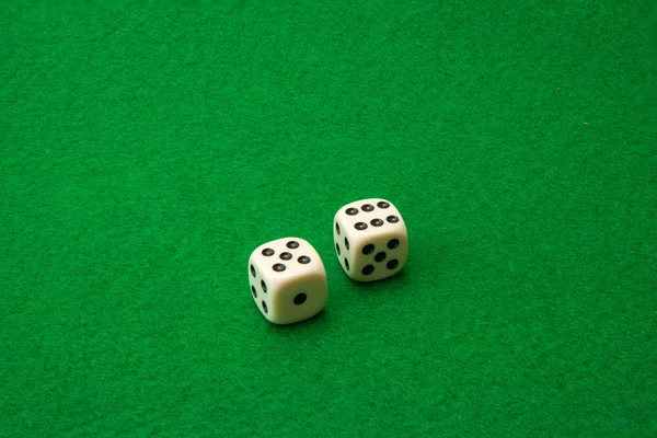 Tavolo da casinò verde con sfondo di dadi — Foto Stock