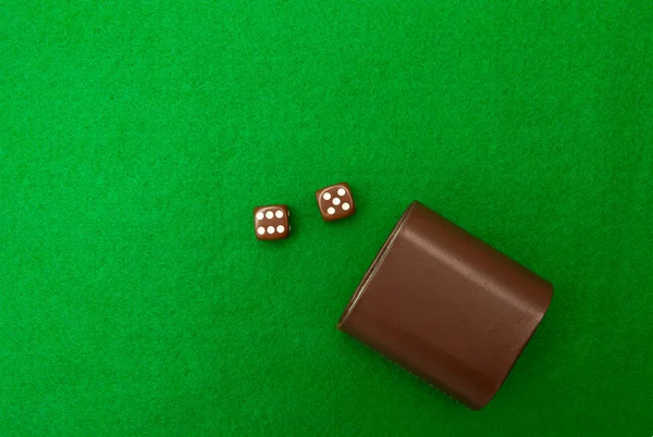 Mesa de casino verde com fundo de dados — Fotografia de Stock