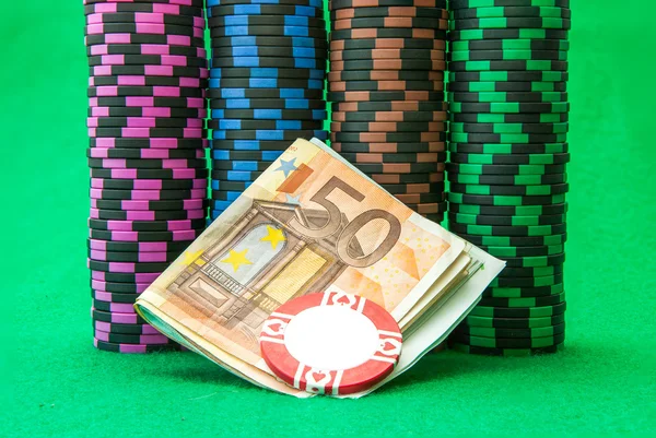 Chips del casinò sul tavolo verde con banconote in euro — Foto Stock