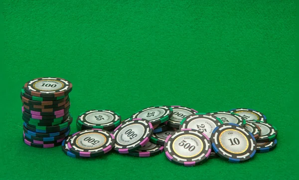 Casino chips yeşil zemin üzerine — Stok fotoğraf