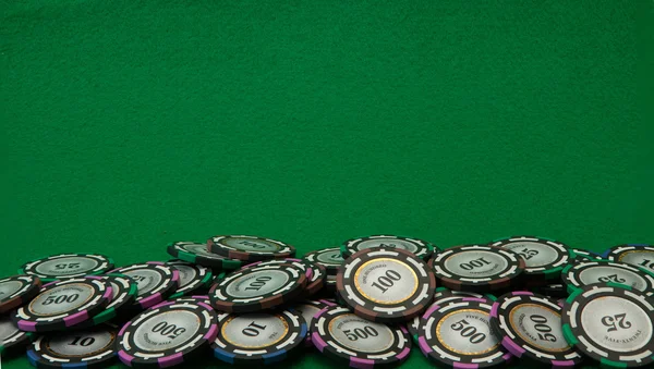 Casino fichas sobre fondo verde —  Fotos de Stock