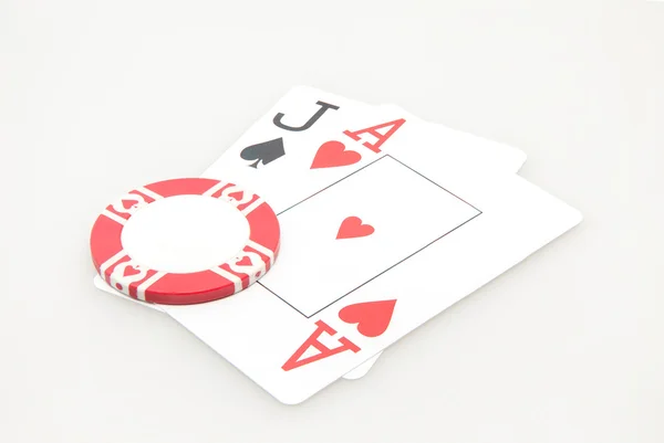 Jack e asso blackjack carte a mano con chip su sfondo bianco — Foto Stock