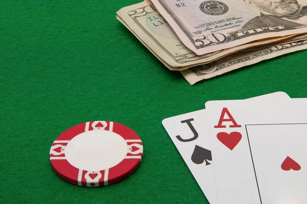 Hře Blackjack s dolarových bankovek a čip na zeleném pozadí — Stock fotografie