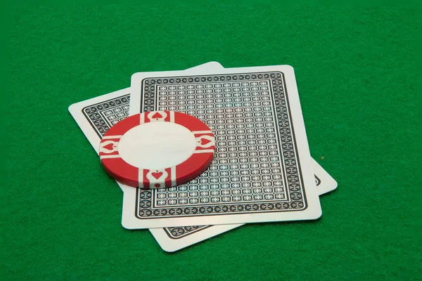 Zwei Karten nach unten mit Casino-Chip auf grünem Hintergrund — Stockfoto