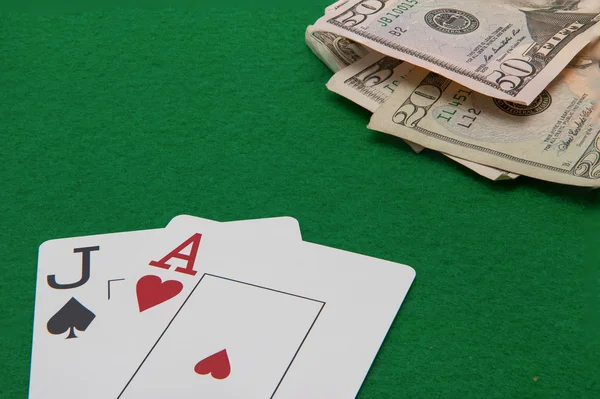 Blackjack main avec des notes Dollar sur fond vert — Photo