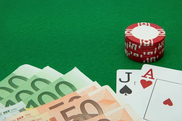 Blackjack main avec Euro notes et jetons sur fond vert — Photo