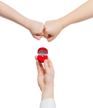 iki kadın elleri insan tarafından tutulan ring için mücadele