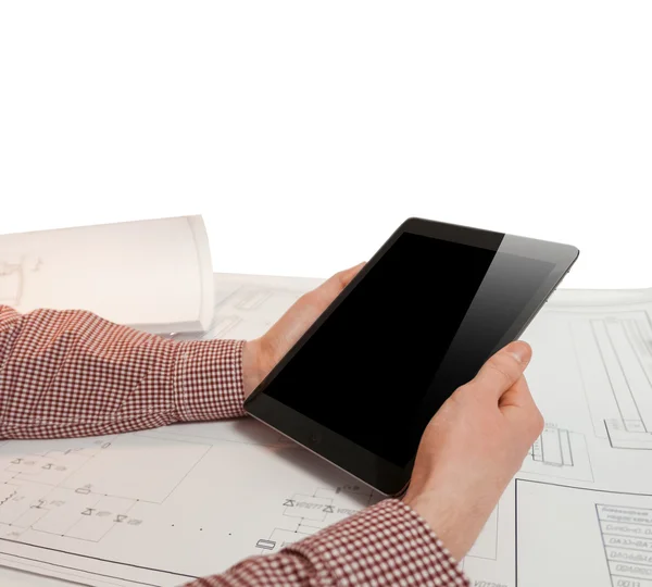 Foto close-up de homem segurando tablet na mesa com plantas — Fotografia de Stock