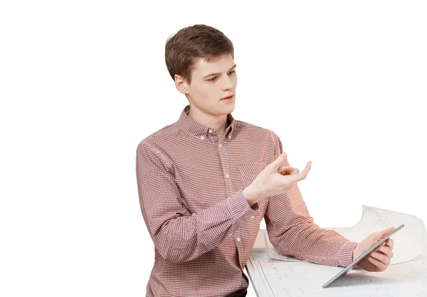 Молодий чоловік тримає уявну модель, спроектовану планшетом — стокове фото