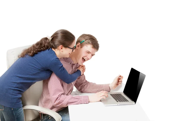 Retrato de jóvenes estudiantes riendo detrás de la computadora portátil — Foto de Stock