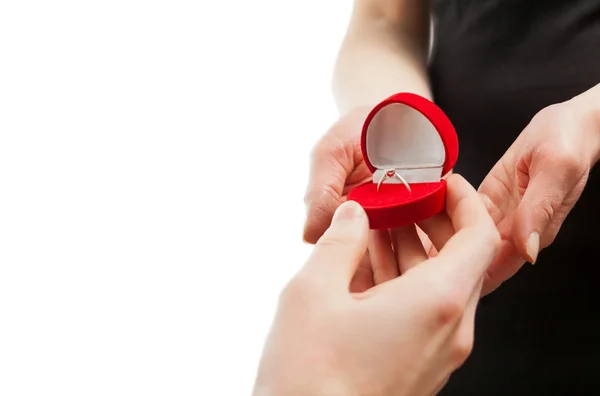 Uomo chiede donna di sposarlo e dare anello Foto Stock