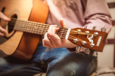 akustik gitar çalmaya güneşli günde adam portresi