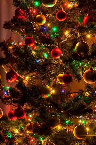 Weihnachtsbaum mit leuchtenden Lichtern und dekorativen Kugeln — Stockfoto
